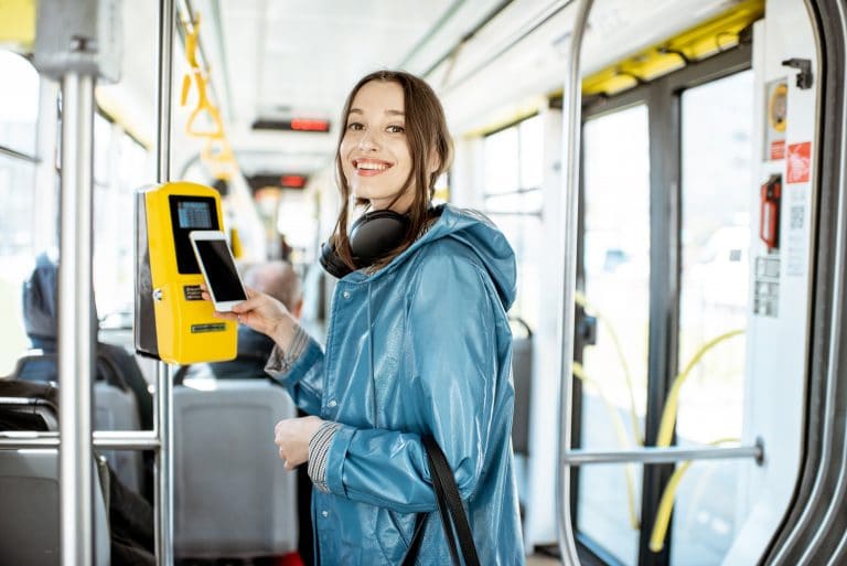 Frau in ÖV bezahlt mit Mobile